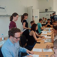 Mitarbeiter der Abteilung am interaktiven Stand zur 
Langen Nacht der Wissenschaften. Interessierte Besucher 
waren eingeladen einen Einblick in die Welt von 
Leistungs- und Persönlichkeitstests zu erhalten.