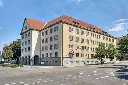 Vorderansicht - hier im Bild rechts am Gebäude vorbei zum Hofeingang
