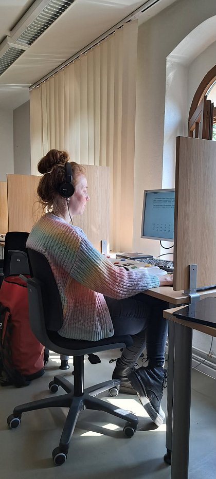Labor Arbeitsplatz mit Testperson
